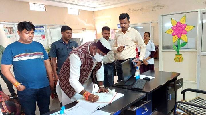 चिकित्सा शिक्षा मंत्री श्री सारंग ने प्राथमिक स्वास्थ्य केंद्र का किया औचक निरीक्षण